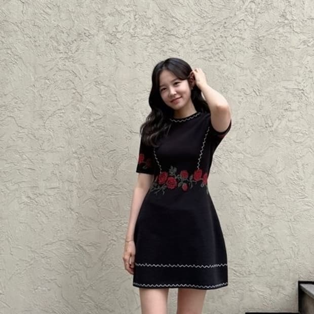 급처상태좋음!듀엘 이성경,장예원아나운서 장미 니트 긴팔 원피스 레니본st