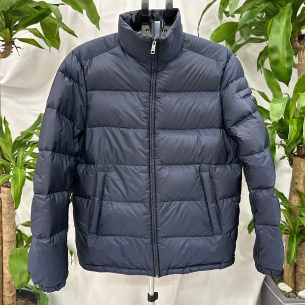 프라다 트라이앵글 패딩 네이비 52