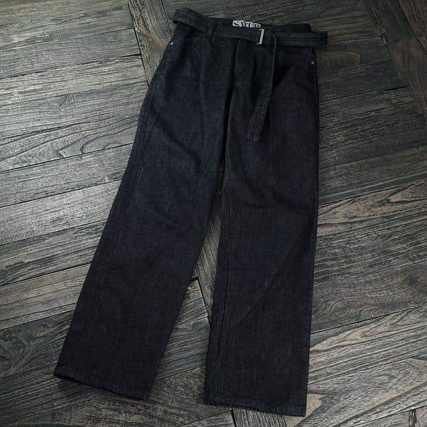 [세터] 카이엔 블랙 벨티드 데님 팬츠 M18330