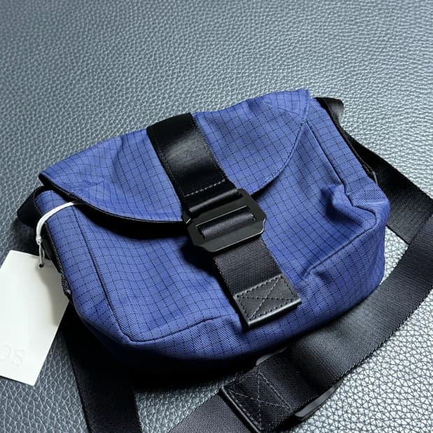 Cos 코스 그리드 크로스바디백 팝니다