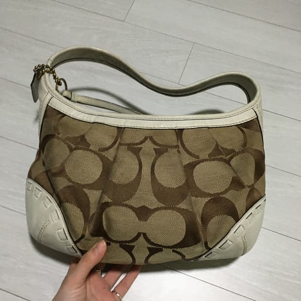 코치 시그니처 브라운 숄더 백