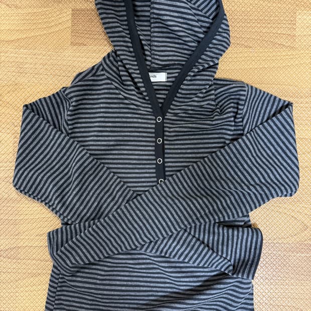 8seconds 에잇세컨즈 회색 줄무늬 긴팔티 판매합니다.