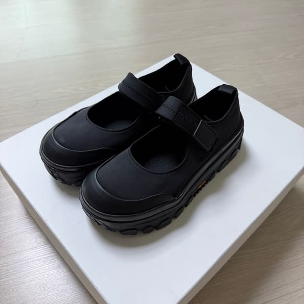 아모멘토 비브람 메리제인 블랙