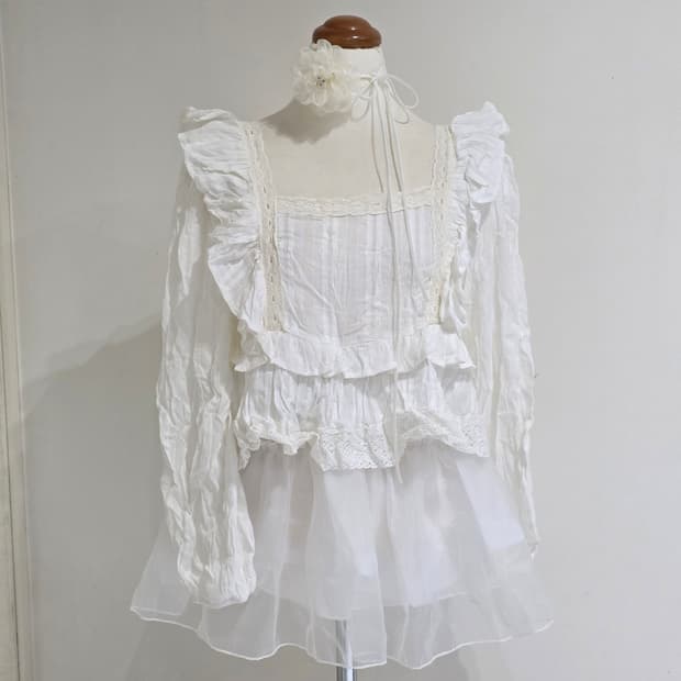 빈티지 화이트 레이스프릴 펀칭 캉캉 크롭 스모크 블라우스