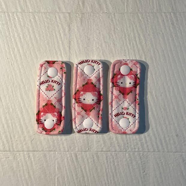 [ 핸드메이드 ] 헬로키티 장미 원단 케이블 홀더