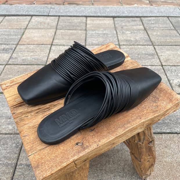 MM6 메종 마르지엘라 멀티 스트랩 레더 슬립온 뮬