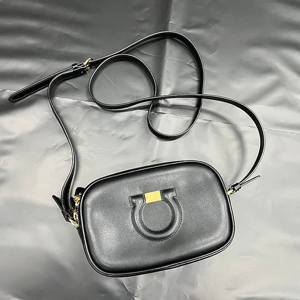 페레가모 금장 간치니 미니 크로스백 