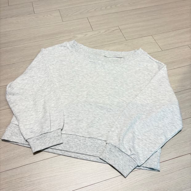 H&M 드랍 숄더 크롭 맨투맨 에크루 색상 S(55사이즈)