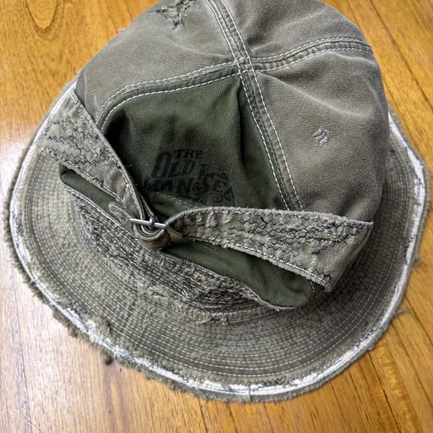 캐피탈 노인과바다 카키