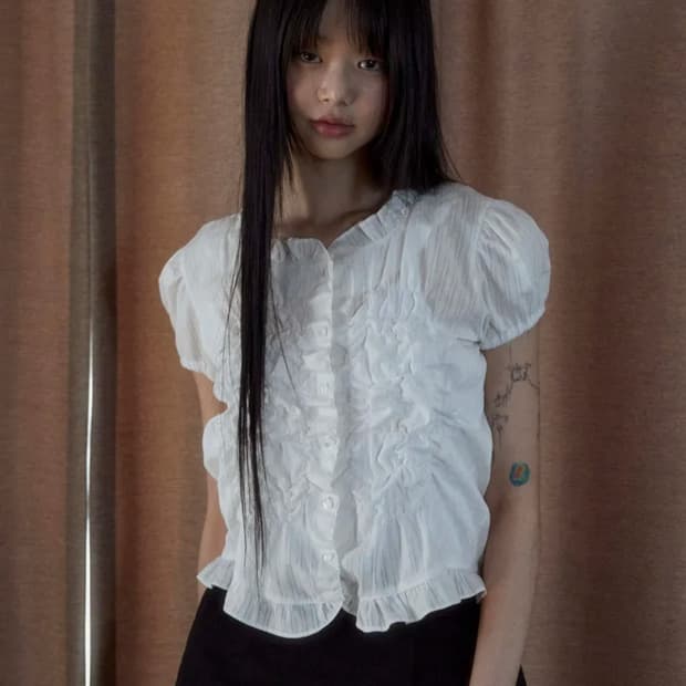 플레어업 사야 프릴 퍼프 반팔 블라우스 틸아이다이 미세키서울 코이세이오