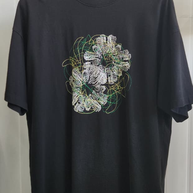 MAISON MINED 플라워 자수 반팔티 블랙