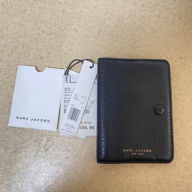 마크제이콥스 블랙 레더 여권 지갑