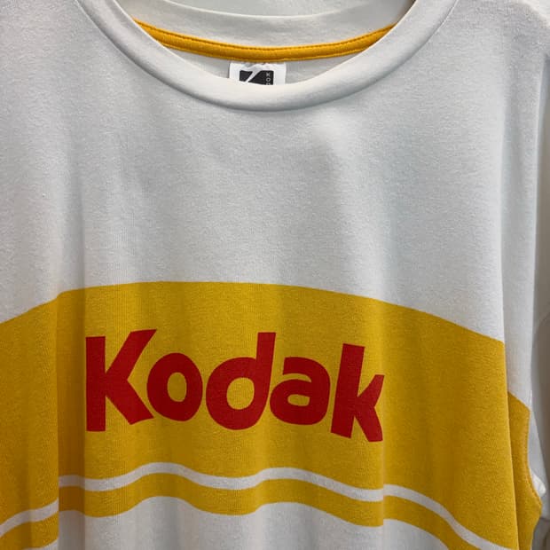 GU x 코닥(Kodak) 컬래버레이션 빅 로고 반팔 티셔츠