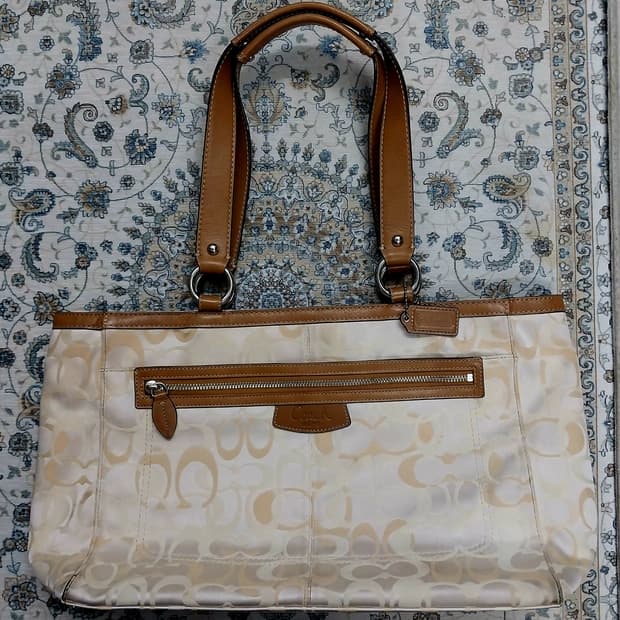 코치 시그니처 숄더백 아이보리