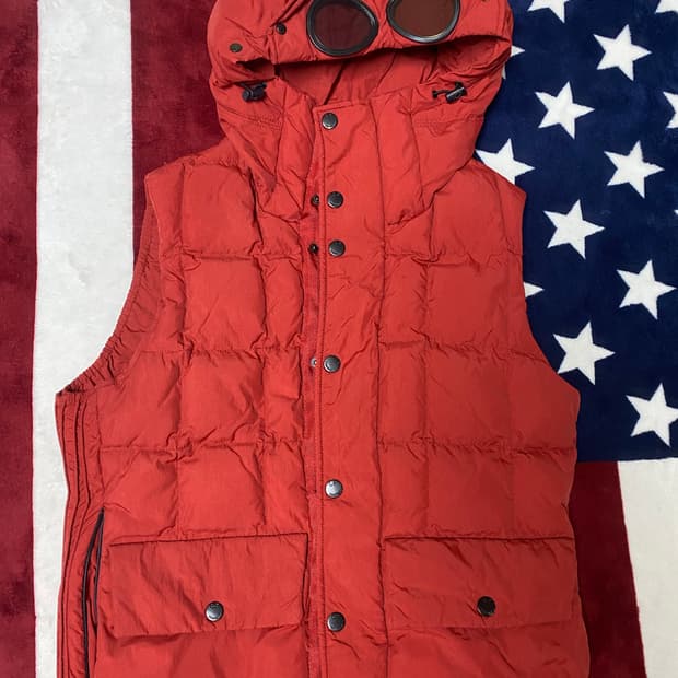 cp컴퍼니 스퀘어 퀄팅 빅포켓 패딩조끼