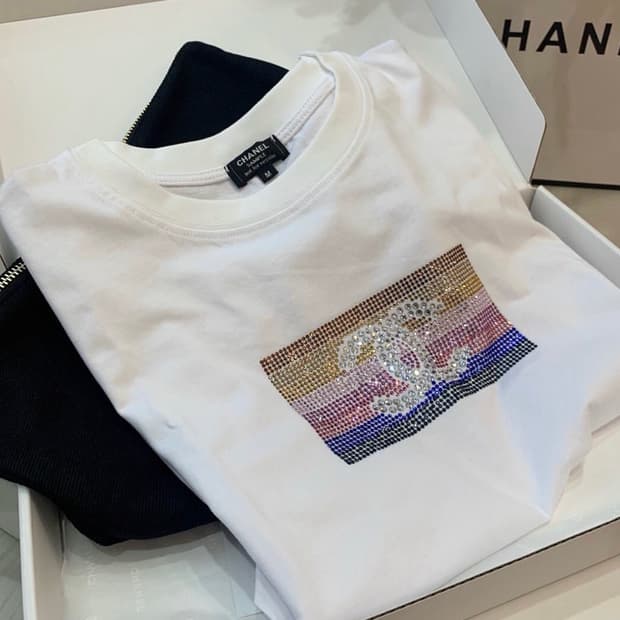 샤넬뷰티 리미티드 스와로브스키 
로고 티셔츠 + 파우치 세트 기프트팩