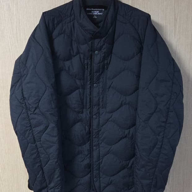 유니클로 화이트마운티니어링 경량 패딩 하이브리드