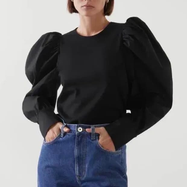 코스 퍼프 슬리브 티 블라우스 블랙