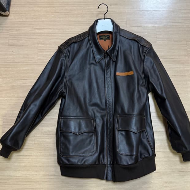 AVIREX의 A-2  가죽 자켓입니다.