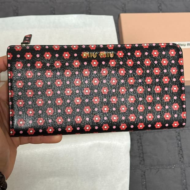 미우미우 마드라스 플라워 프린트 장지갑