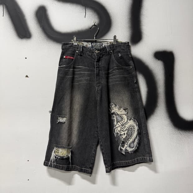 Dog Town 도그 타운 자수 디테일 카펜터 와이드 버뮤다 데님 팬츠