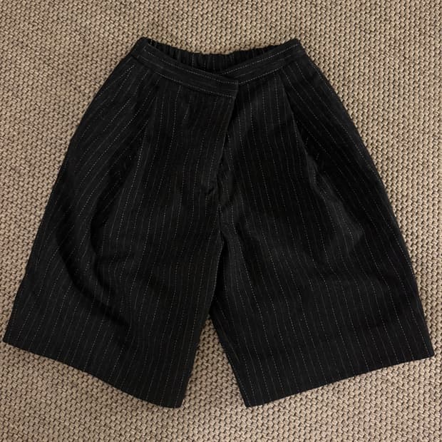 아모멘토 핀스트라이프 울 버뮤다 팬츠