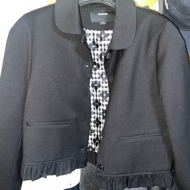 오헤시오 라운드 프릴자켓 블랙