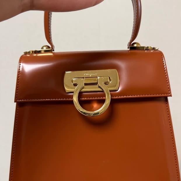 (가격제안주세요) 페라가모 아이코닉 켈리백 브라운