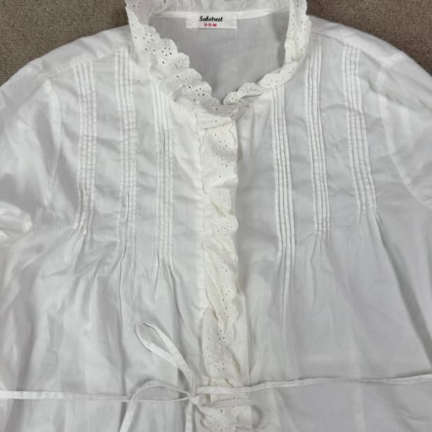 Sabstreet 펀칭 레이스 프릴 핀턱 블라우스