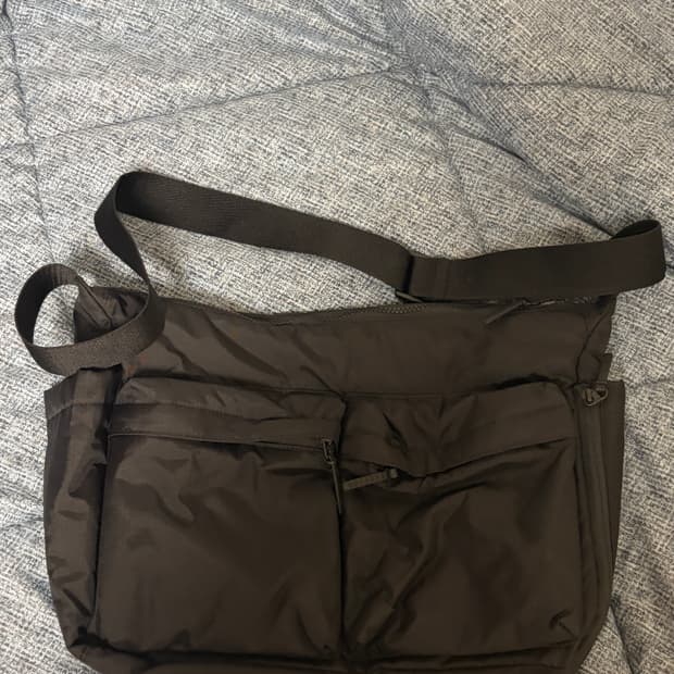 유니클로 멀티포켓 숄더백