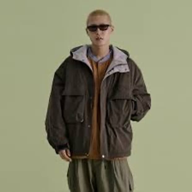 논타입 Cameraman Padded Jumper