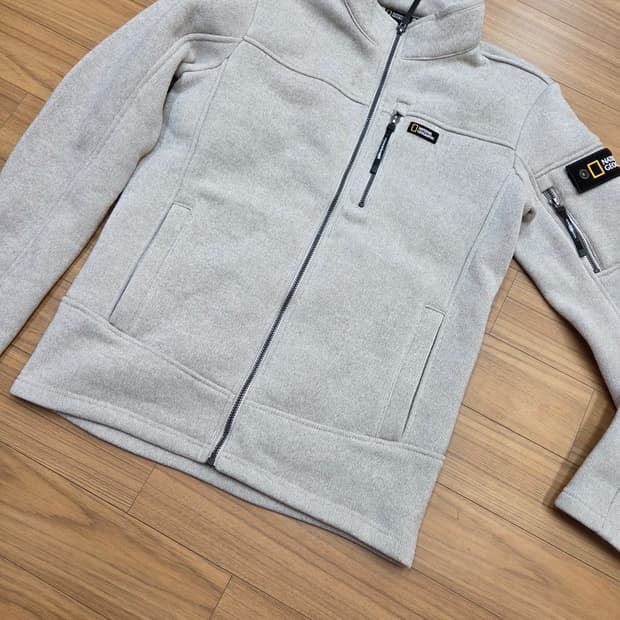 아이보리 색상 내셔널지오그래픽 플리스 자켓 M사이즈입니다. 넥라인까지 올