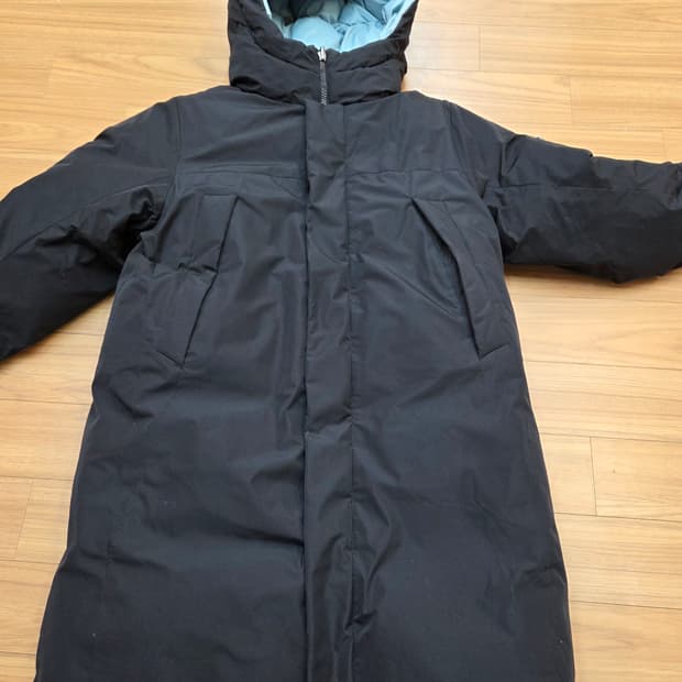 블랙야크 주니어 리버시블 다운 자켓입니다. 사이즈는 155이고, 안쪽에 