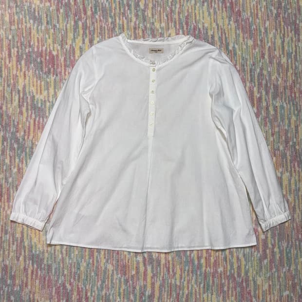 화이트 프릴 넥 블라우스