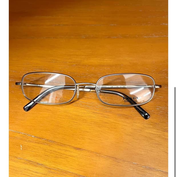Prada glasses 프라다 안경 이라는뜻