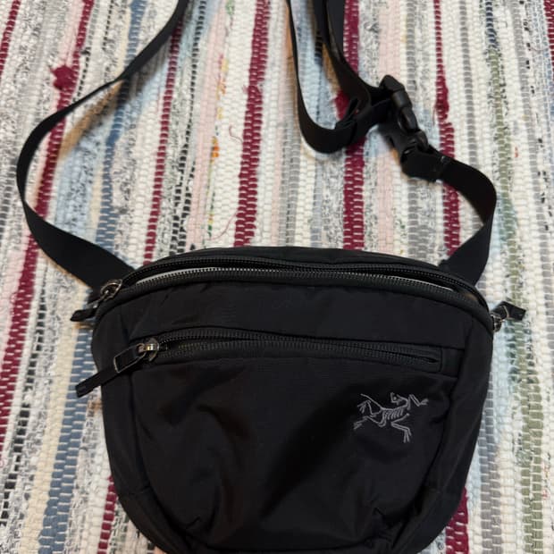 아크테릭스 바디크로스백 급처급처