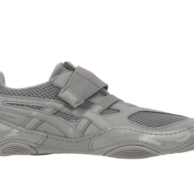 [270] 이세이미야케 풋 아식스 하이퍼 테이핑 그레이