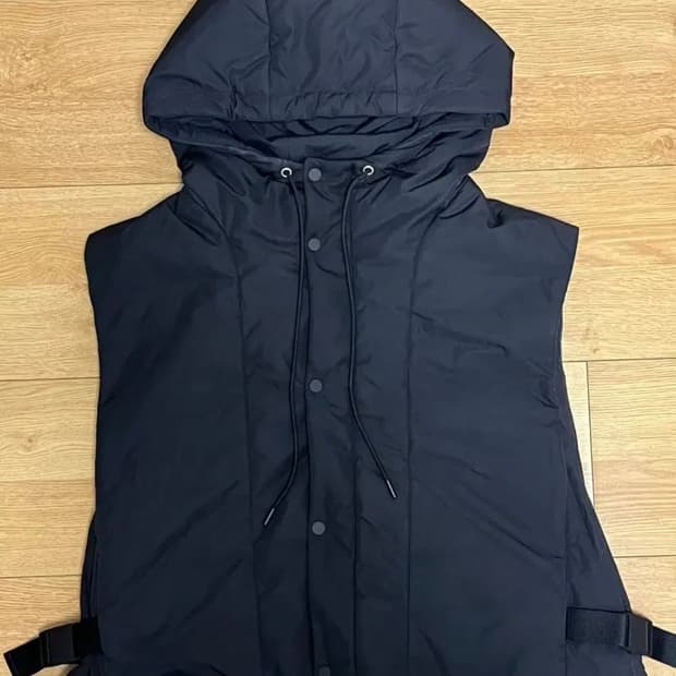 코스 버클 사이드 패딩 후드 질레