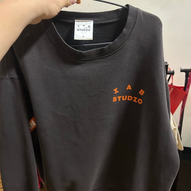 아이앱스튜디오 두산 맨투맨 M사이즈 판매합니다