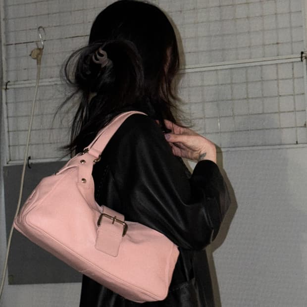 조르지오 아르마니 레더 버클 숄더백