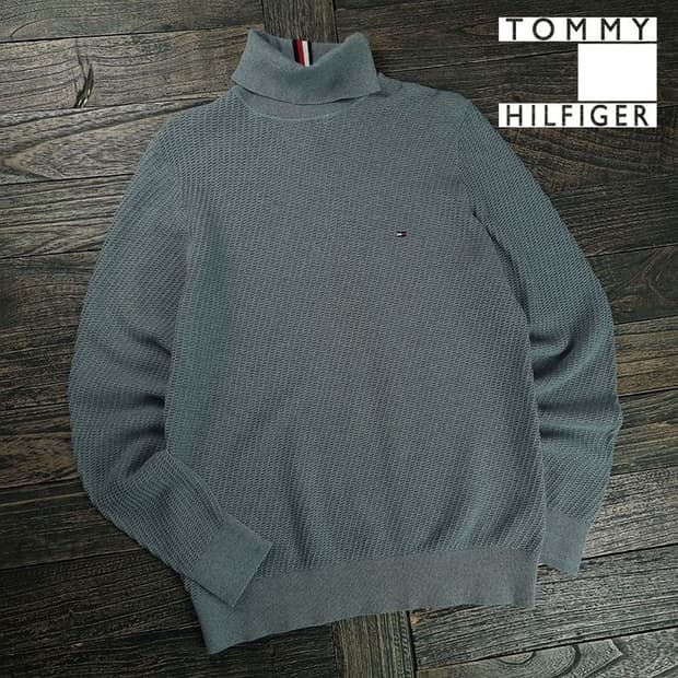 [타미힐피거] 로고 자수 언발란스 터틀넥 목폴라 니트 그레이 M19304