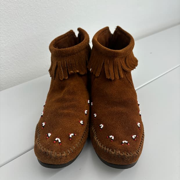 Minnetonka 프린지 부츠 스웨이드