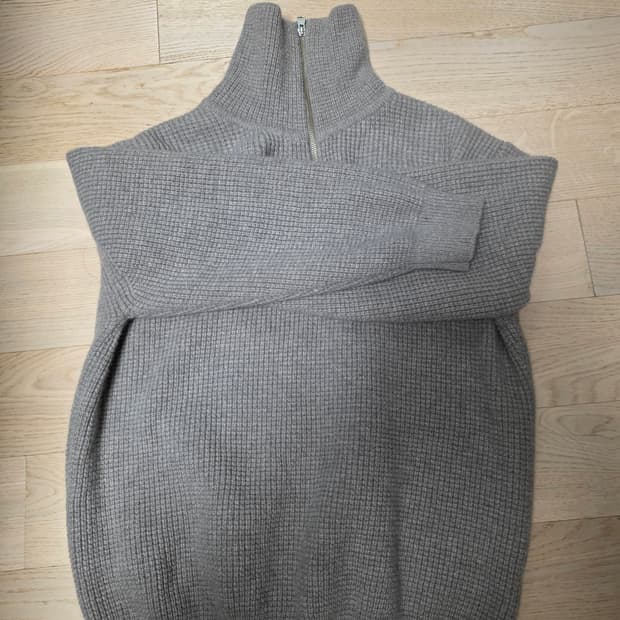 홀리선 하프집업니트 l