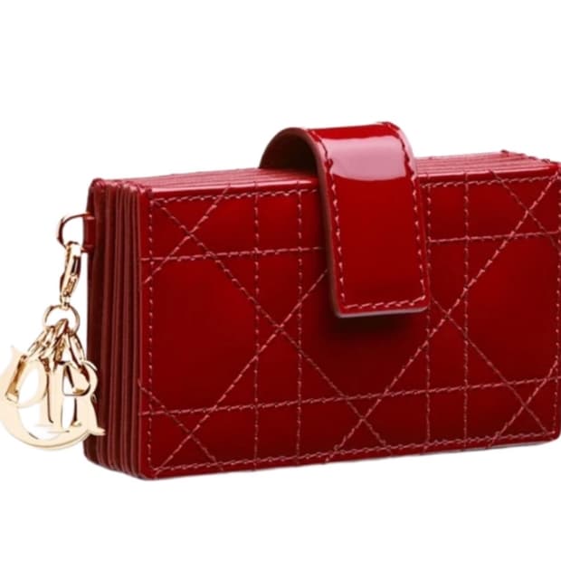 디올 지갑 레이디 5-포켓 카드 홀더 페이턴트 까나쥬 카프스킨 체리 레드