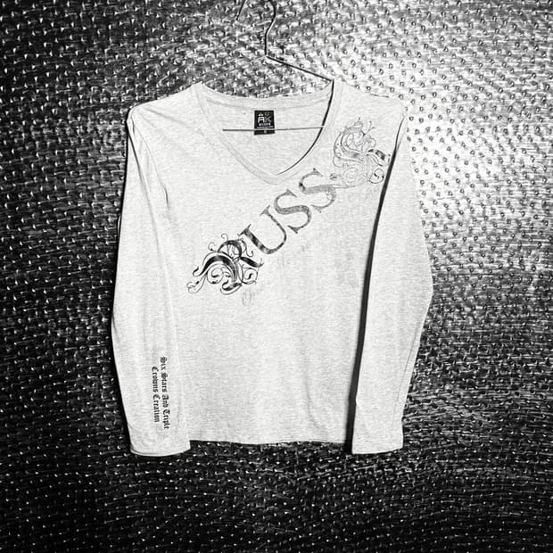 Russ-k 브이넥 레터링 긴팔 티셔츠