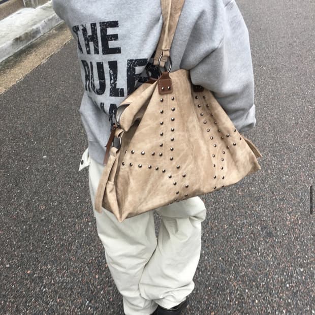 아워캐비넷 beige big stud bag