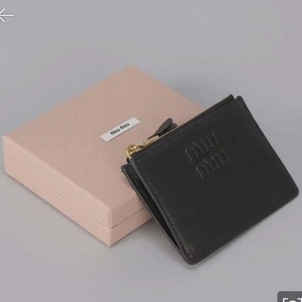 미우미우 엠보싱 로고 키링 카드지갑 새상품