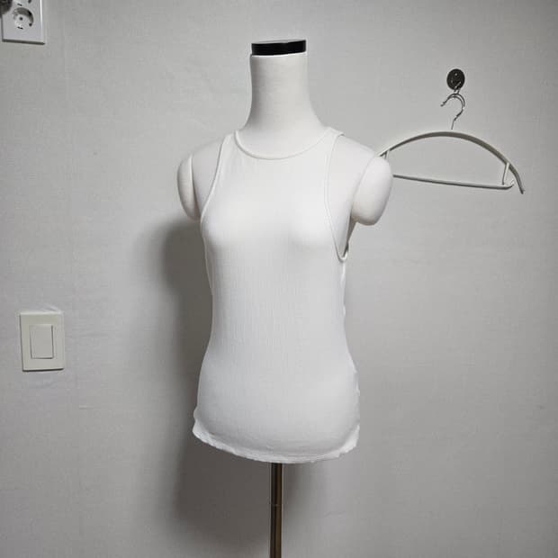 앤아더스토리즈 코튼 슬리브리스 탑 