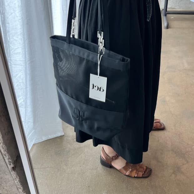 꾸레쥬 로고 메쉬 숄더백 블랙