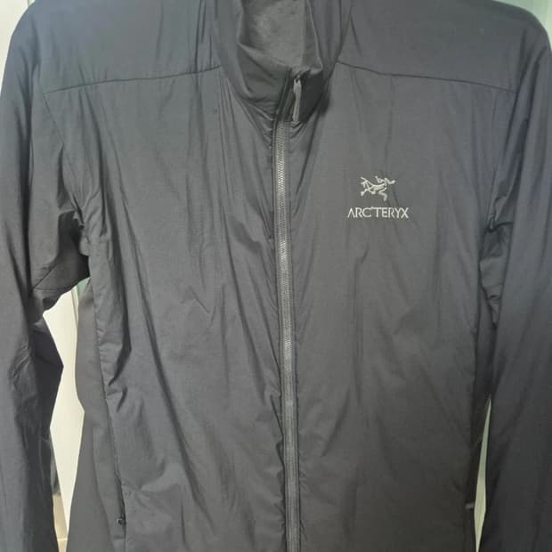 아크테릭스 아톰 자켓 블랙 색상 XL사이즈입니다. 등산이나 캠핑할 때 입